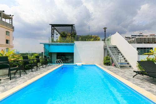 A & Em - Le Prince Hotel