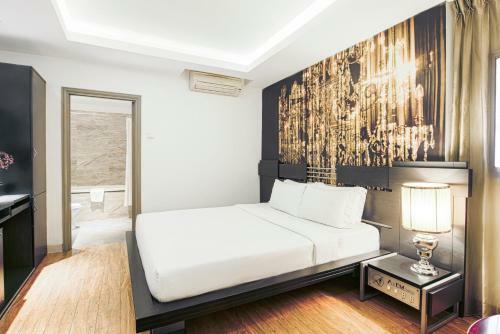 A & Em - The Petit Hotel