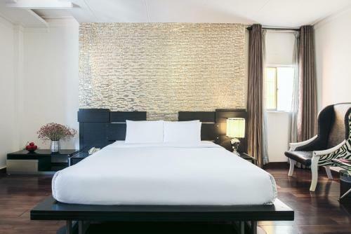A & Em - The Petit Hotel