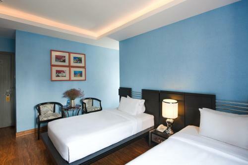 A & Em - The Petit Hotel