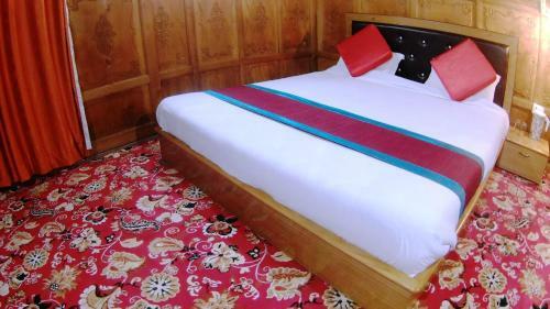 Mother India Group Of Houseboats