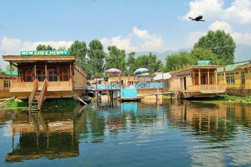 House Boat New Chez Henry