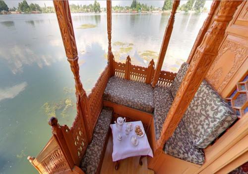 Peacock Houseboats