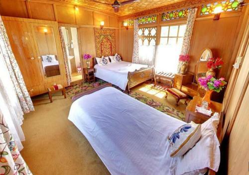 Peacock Houseboats