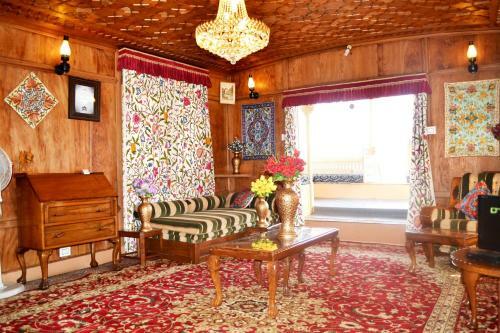 Peacock Houseboats