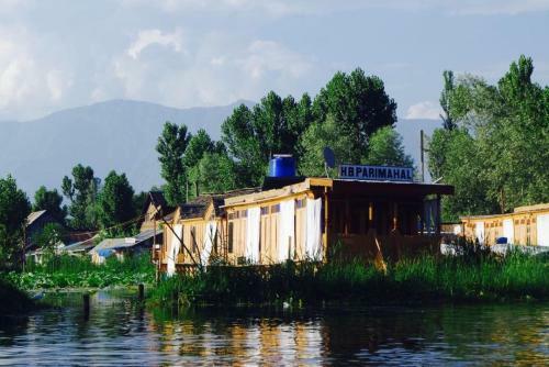 Houseboat Parimahal