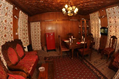 Peace Of Mind Group Of Houseboats