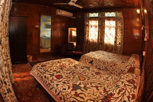 Peace Of Mind Group Of Houseboats