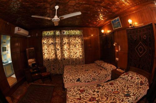 Peace Of Mind Group Of Houseboats