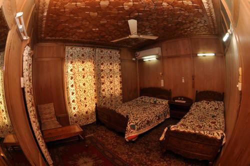 Peace Of Mind Group Of Houseboats