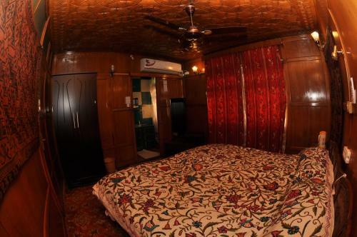 Peace Of Mind Group Of Houseboats
