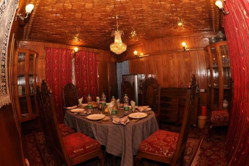 Peace Of Mind Group Of Houseboats