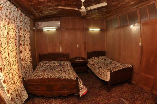 Peace Of Mind Group Of Houseboats