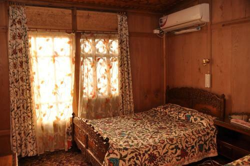 Peace Of Mind Group Of Houseboats