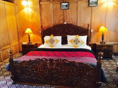 Sikandra Palace Group Of Houseboats