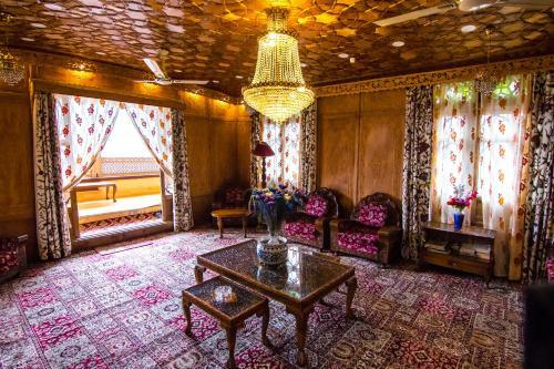 Sikandra Palace Group Of Houseboats