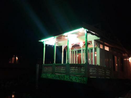 Houseboat Holiday Home