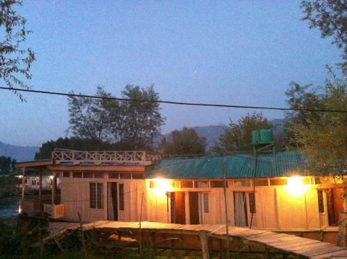 Houseboat Holiday Home
