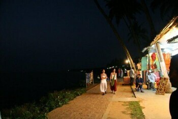 Hostal Cliff Garden Beach Resort