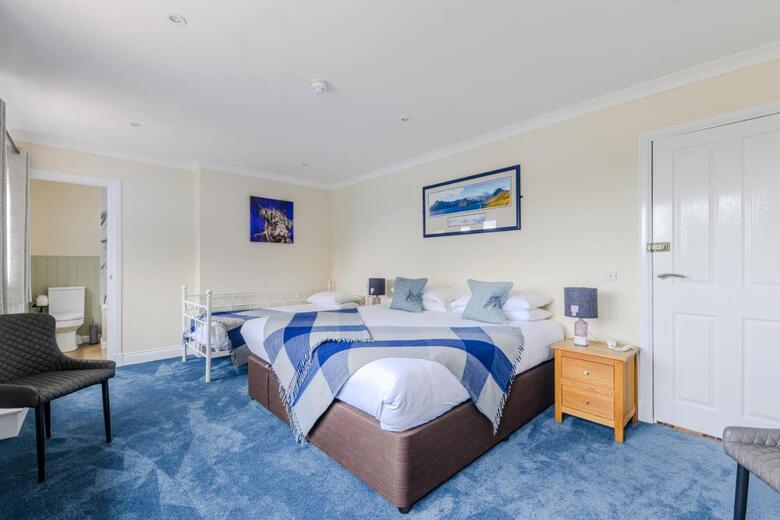 Hotel Loch Ness Clansman