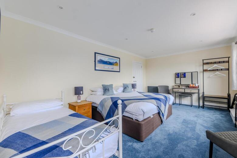 Hotel Loch Ness Clansman