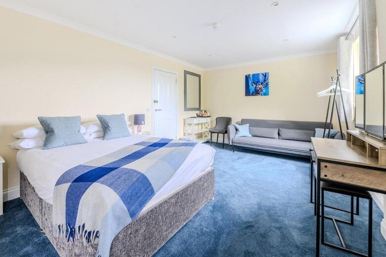 Hotel Loch Ness Clansman