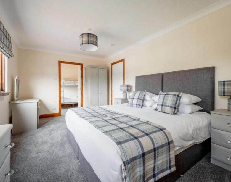 Hotel Loch Ness Clansman