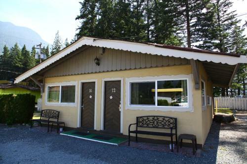 Swiss Chalets Motel