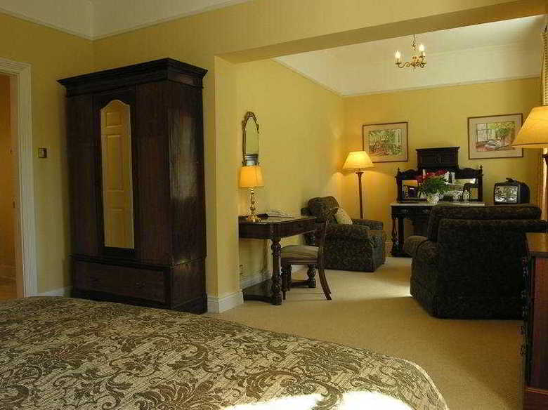 Ross Lake House Hotel