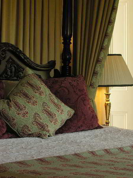 Ross Lake House Hotel