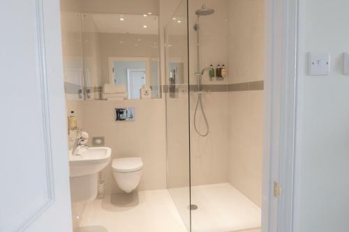 Hostal Broadway House Luxury Serviced Rooms