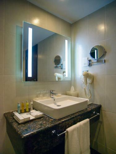 The Concord Hotel & Suites