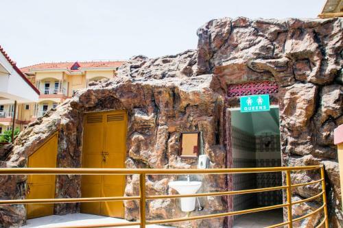 Desert Breeze Hotel