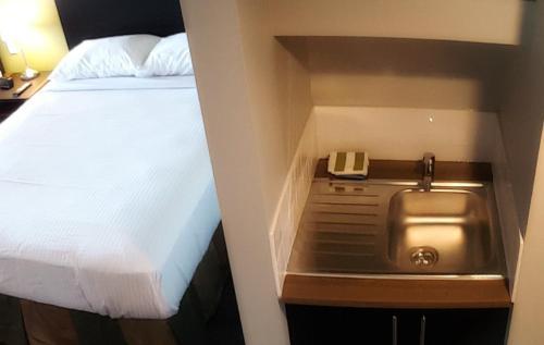 Hotel Home Away Inn