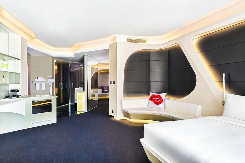 V Hotel Curio Collection By Hilton