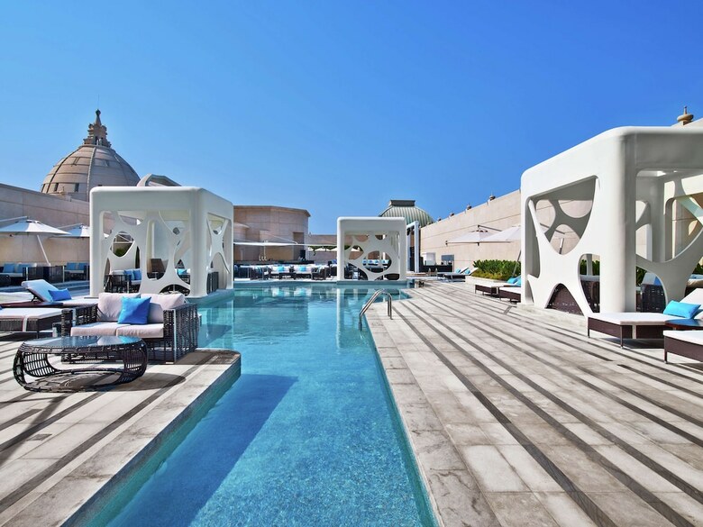 V Hotel Curio Collection By Hilton