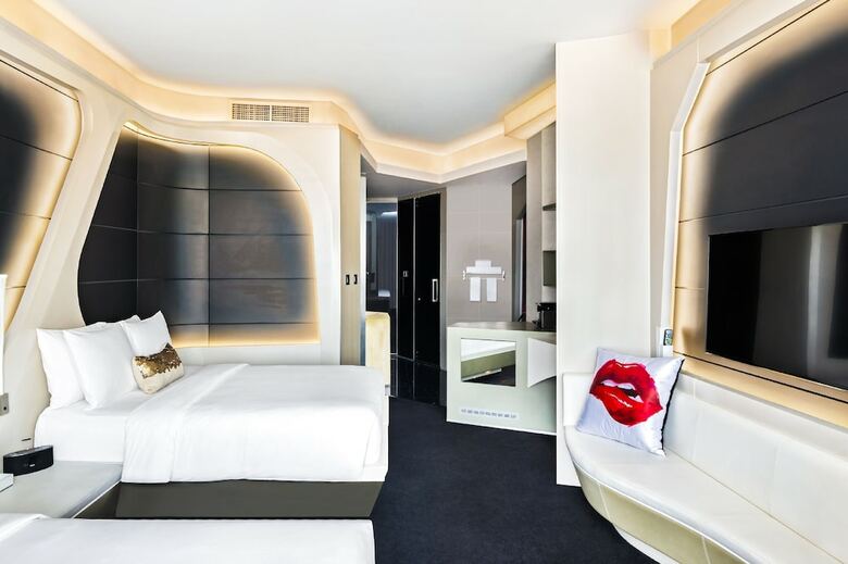 V Hotel Curio Collection By Hilton