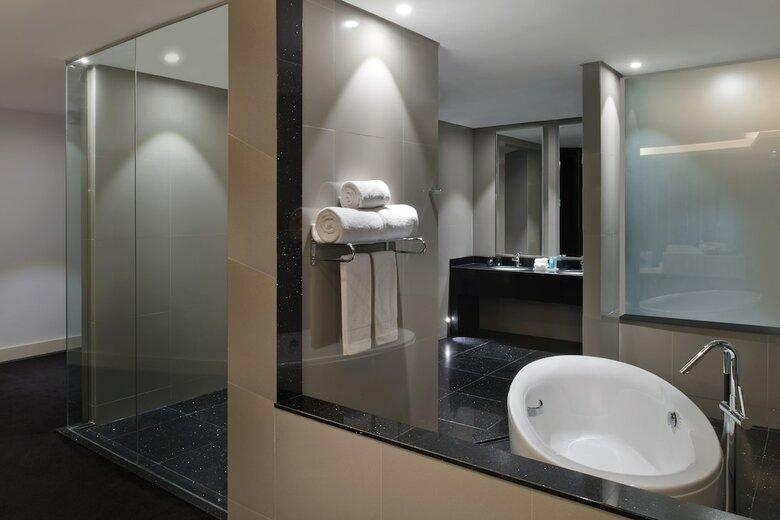 V Hotel Curio Collection By Hilton