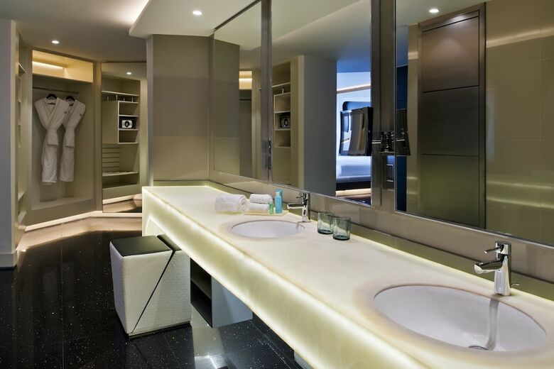 V Hotel Curio Collection By Hilton