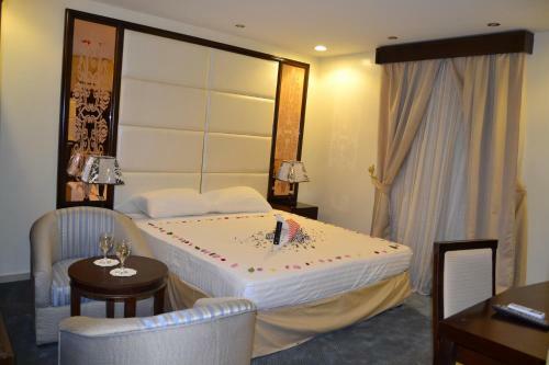 Apartamento Makarm Palm Hotel Suites