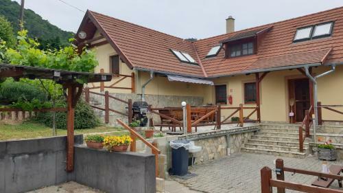 Hostal Szab� Pince Vend�gh�z