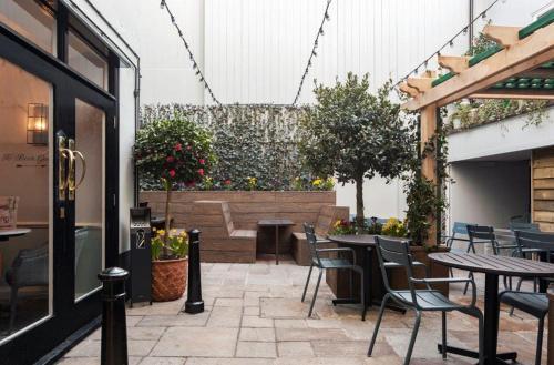 Hotel The Greyhound