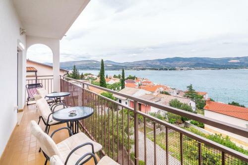 Apartment Arbanija 7543b