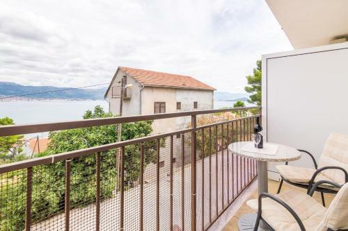 Apartment Arbanija 7543b