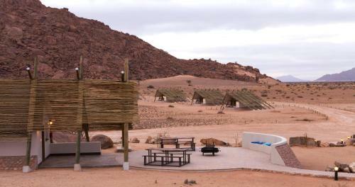 Lodge Desert Quiver Camp