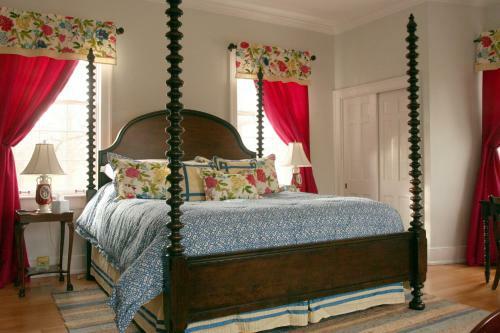 Bed & Breakfast Charred Oaks Inn