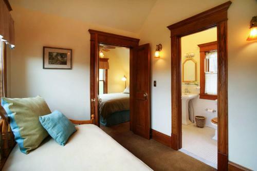 Bed & Breakfast Breezy Hill Inn