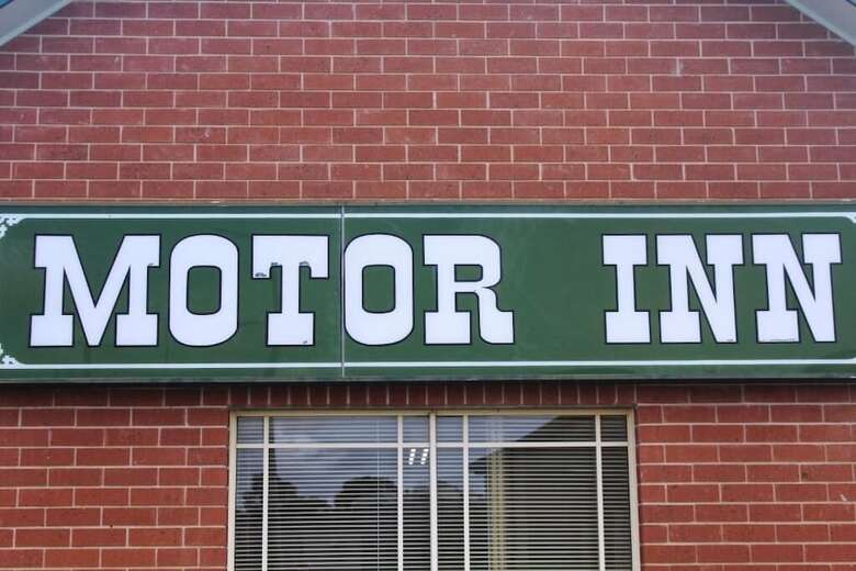 Hotel Young Federation Motor Inn