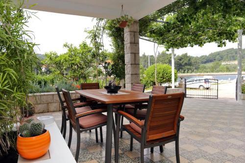 Hostal Triple Room Lumbarda 4403f