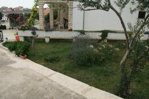 Apartment Brodarica 4217a